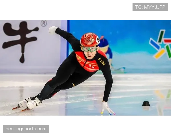 武大靖训练完偷偷吃炸鸡被拍，这自律人设绷不住了？